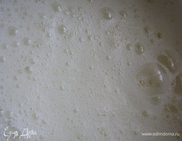 Безе. Желтки отделить от белков. Белки взбить в пену.