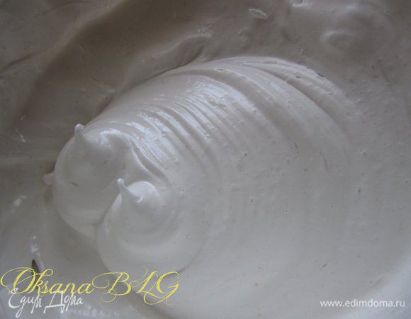 Добавить 200 г сахара, взбивать до устойчивых пиков.