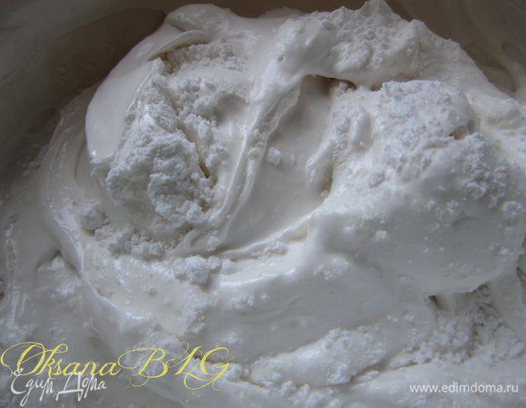 Добавить просеянную пудру, аккуратно перемешать.