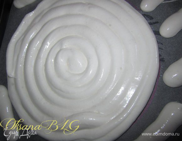 Подготовить два противня, на пергаментной бумаге нарисовать два круга 20-22 см в диаметре. С помощь. кондитерского мешка, от центра, нанести белки, не доходя до края 1-2 см. 