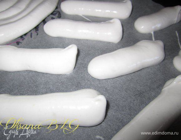 Из остальных белков выдавить палочки примерно 6-7 см в длину.