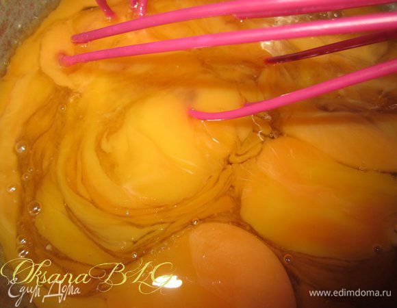 Добавить желтки. Перемешать.