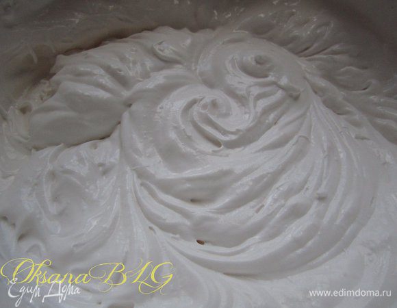 Сливки взбить до устойчивых пиков.