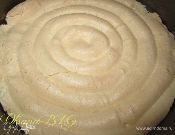 Сборка торта. В форму поместить корж из безе.