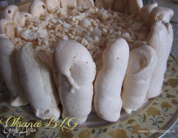 По бокам выложить палочки безе, украсить крошкой из безе и шоколадом.