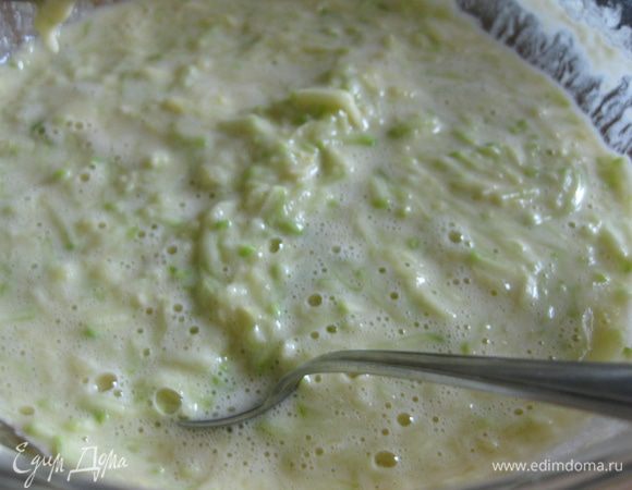 Кабачки натереть на крупной терке, затем слегка отжать их, чтобы убрать лишнюю жидкость. К кабачкам добавить яйца, муку, посолить и поперчить. Все смешать, чтобы получилось тесто как на оладьи.