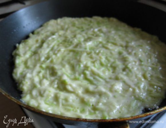 Сковороду слегка смазать растительным маслом и выпекать в ней блины. Тесто при этом нужно просто размазать ложкой по сковороде, чтобы блинчики не получились слишком толстыми.