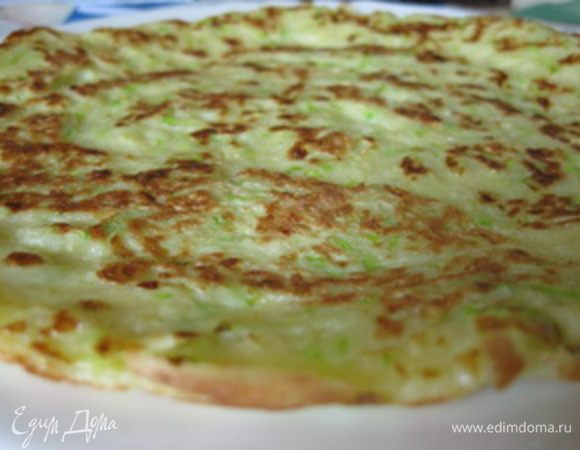 Должно получиться пять блинчиков (+/- 1, в зависимости от размера вашей сковороды).
Блинчики обжаривать с двух сторон.
Готовые блинчики остудить.