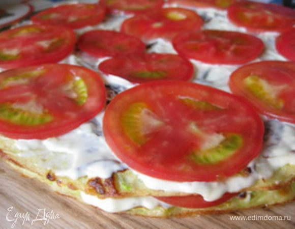 В майонез добавить пропущенный через пресс чеснок и перемешать.
Помидоры нарезать кружочками как можно тоньше (я делала это филейным ножом).
Теперь собираем торт. Каждый слой будет таким: блинчик смазать майонезом (не очень густо), сверху разложить кружочки помидоров, затем снова блинчик и т.д.