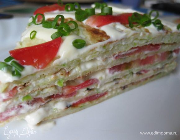 Верхний слой просто украшаем майонезом, помидором и колечками зеленого лука.
Готовый торт убрать в холодильник на полчасика, а можно и сразу его кушать.
Пробуйте, это очень вкусно!
Приятного аппетита!