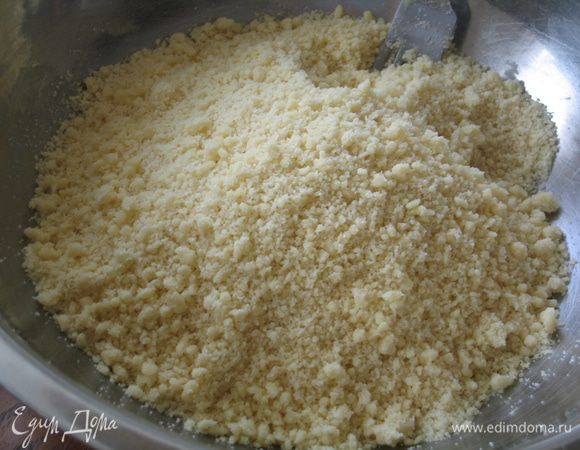 Приготовить тесто-крошку: смешать все ингредиенты (кроме орехов)и размять их вилкой до состояния крошки