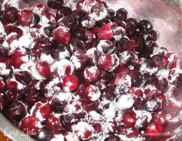 Из вишни удалить косточки, обсушить и присыпать крахмалом (2 ст.л.) и встряхнуть несколько раз 