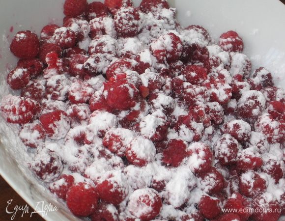 Малину присыпать крахмалом (1 ст.л.) и встряхнуть несколько раз (малина должна быть сухой)