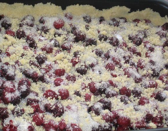 Выложить вишню в форму, посыпать сверху сахаром (10 ст.л.)