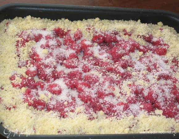 Поверх вишни разложить малину, присыпать сахаром (3-5 ст.л.)...малины должно быть меньше, иначе ее вкус и аромат будет перебивать вкус вишни...оставшееся тесто распределить по краям пирога