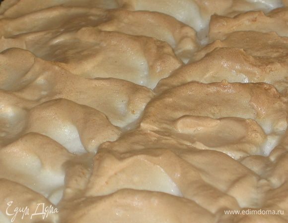 Поставить пирог снова в духовой шкаф на 10 минут, чтобы белки немного схватились