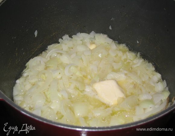 Лук нарезать на кубики и поджарить на смеси оливкового и сливочного масла с добавлением сахара для карамелизации (примерно 1 ст.л.)...