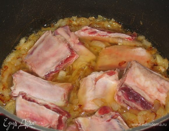 Добавить разрезанные на фаланги говяжьи ребра...поджарить минут 10 на сильном огне