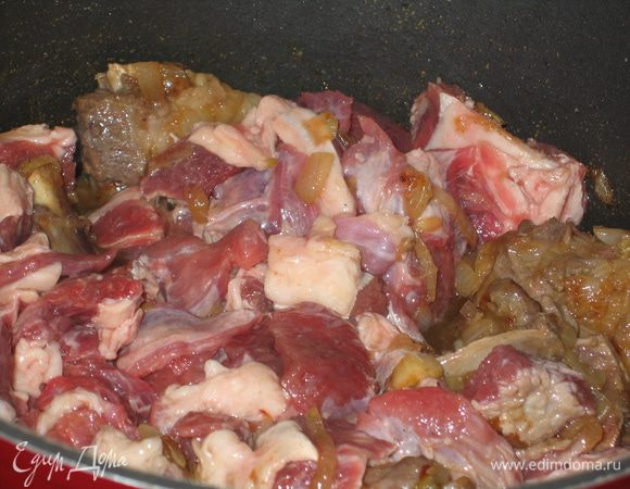 Мякоть говядины нарезать на кубики (3 см х 3 см) и добавить в казан