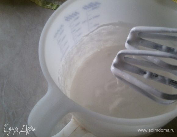 Белки отделить от желтков,взбить белки с сахаром в устойчивую пену.