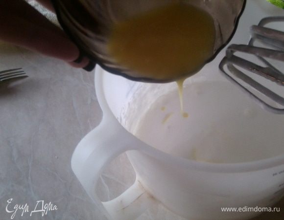 Желтки взбить отдельно.Затем постепенно вводить желтки в белки и взбивать.