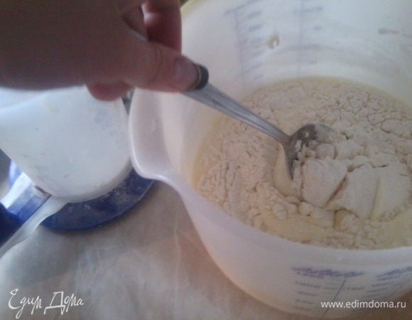 В яично-сахарную массу просеять муку и перемешать все это дело ЛОЖКОЙ(а не миксером).