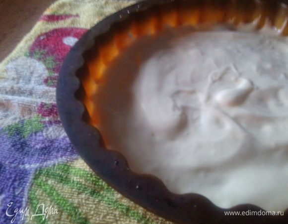 Выложить в форму,поставить в разогретую до 180*С духовку выпекать минут 30-40.НО-дверцу духовки не открывать,иначе бисквит осядет.