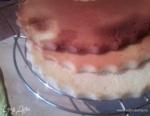 Готовый бисквит остудить,разрезать вдоль на 3 коржа.