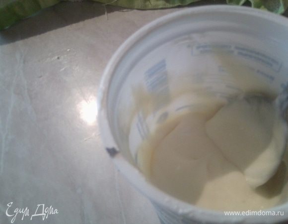 Для крема соединить сметану со сгущенным молоком.