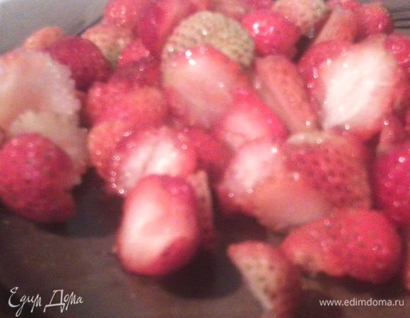 Клубнику порезать на половинки.