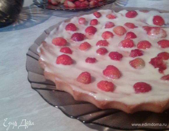 Коржи смазывать кремом,затем прокладывать ягодами клубники,порезанными пополам.