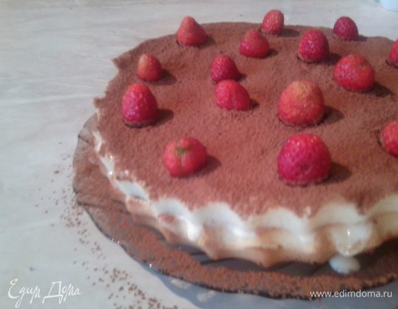 Самый верхний корж смазать кремом,посыпать какао,украсить клубникой.Убрать торт в холодильник часика на 2,для пропитки. 