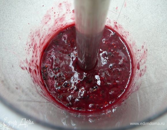 Блендером измельчить смородину в пюре