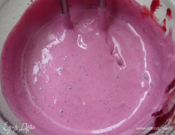 В пюре влить сливки и взбить всё вместе. Затем добавить сгущенное молоко и взбить до однородной массы.