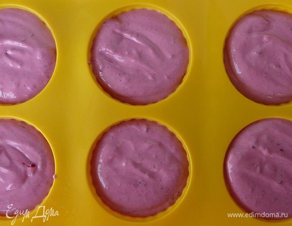 Переложить в формочки для замораживания и поставить в морозильник.