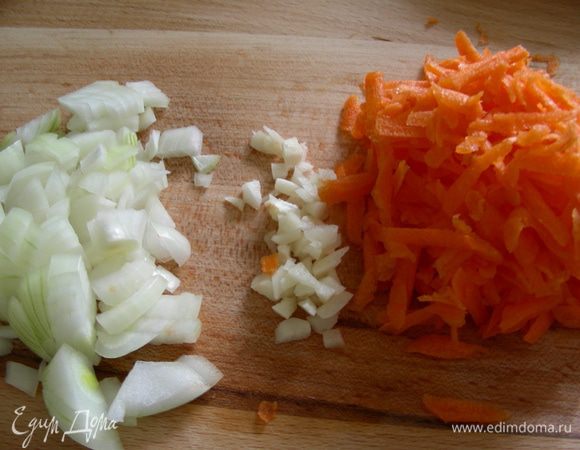 Лук, чеснок шинкуем, морковь натираем на терке.
