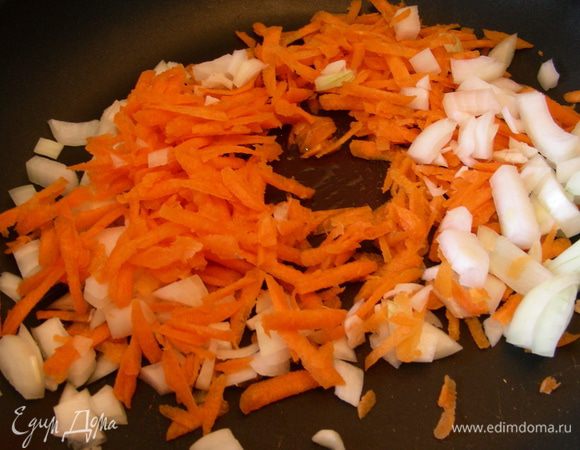 Обжариваем их в небольшом количестве растительного масла.
