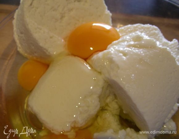 Творог выкладываем в миску, добавляем яйца и взбиваем все до однородной массы.
