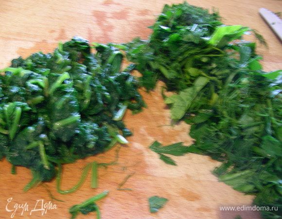 Щавель, шпинат, а также петрушку и укроп мелко режем.
