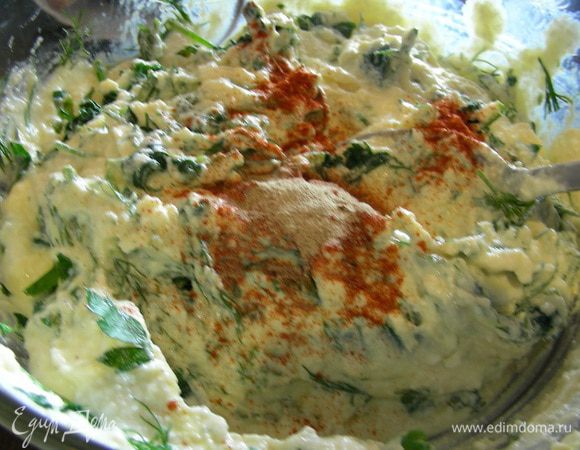 Добавляем зелень в творог. Присыпаем паприкой, солим, перчим. Все тщательно перемешиваем.
