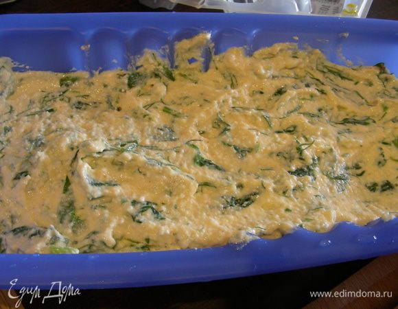 Выкладываем в форму для запекания, у меня была силиконовая, я ее не смазывала, а другую лучше немного смазать маслом. Разравниваем поверхность. Ставим в духовку 160 гр минут на 40.
