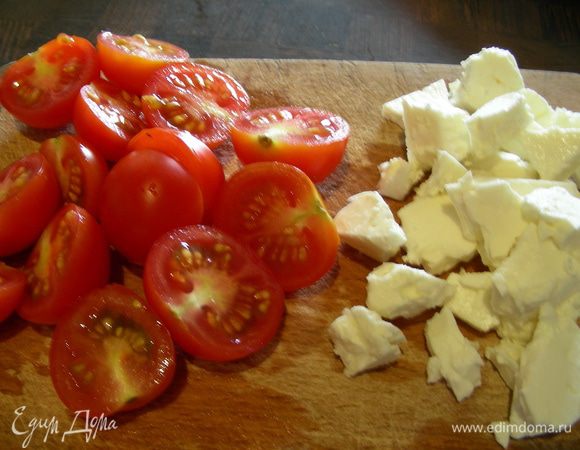 Помидоры черри режем напополам, фету на небольшие кусочки.
