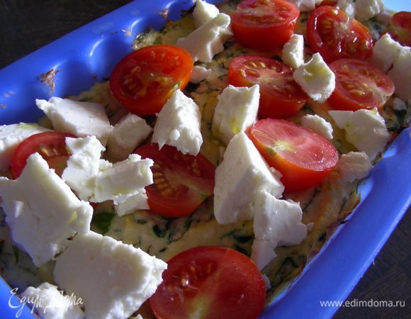 Достаем пирог из духовки, выкладываем на него черри срезом вверх и кусочки феты, увеличиваем температуру до 180 гр и готовим пирог еще 15-20 минут. Достаем его из духовки, накрываем листом пергамента и даем полностью остыть.
