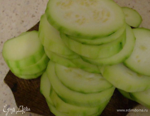 Молоденькие кабачки помыть, очистить от кожуры и нарезать кружочками толщиной примерно 1,5 см.