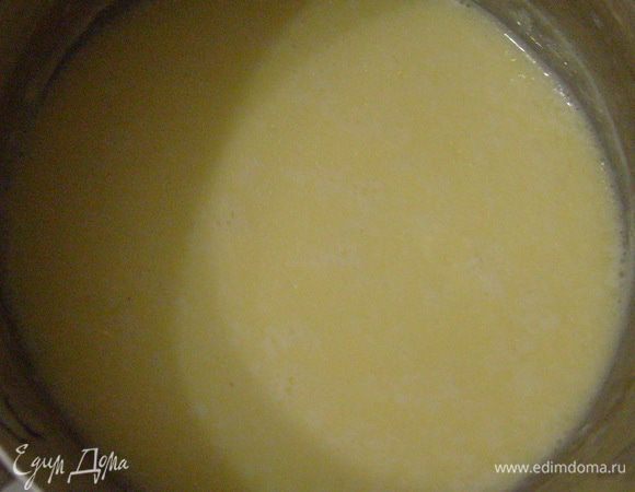 Растопить сливочное масло, добавить муку и обжарить её до изменения цвета. Тоненькой струйкой добавить молоко и варить соус до легкого загустения. Добавить соль и щепотку молотого мускатного ореха.