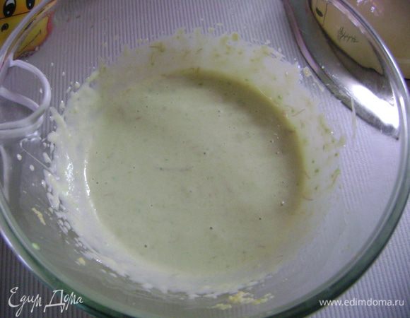 Добавить к авокадо сгущенное молоко и взбить до однородного состояния. 