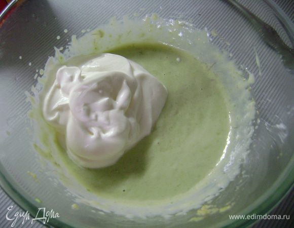 Взбить сливки и аккуратно примешать к авокадной массе. 