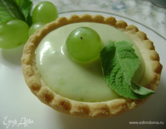 Затем кладем пару ложек авокадной массы и украшаем ягодами, фруктами и мятой. Мята здесь желательна! 