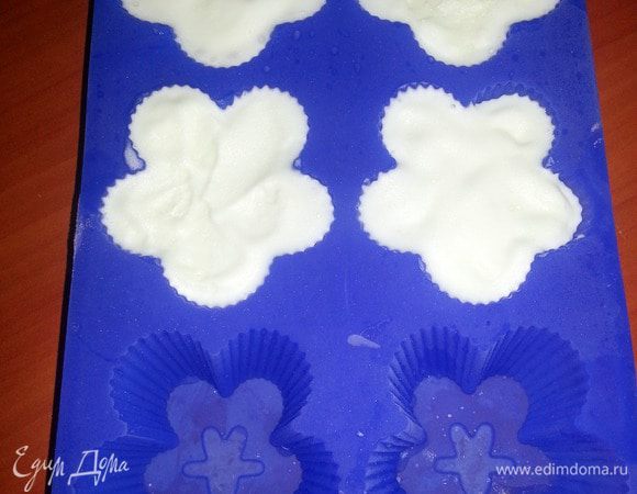 Для большей заинтересованности детей выдавливаем мороженое,принесённое из магазина(оно как раз чуть подтает по дороге!)в силиконовые формочки и отправляем в морозилку...