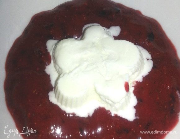 Аккуратно по краю поливаем нашим соусом...